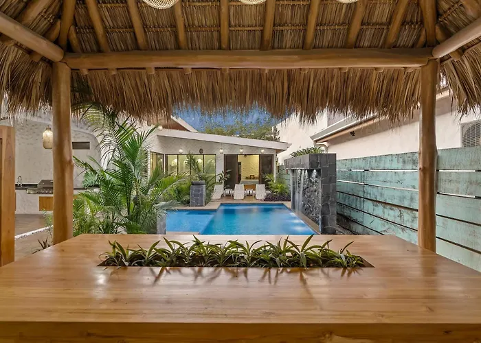 Сasa de vacaciones Modern With Chic Bohemian Style And Zen Outdoor Oasis With Swimming Pool And Tiki Style Dining Space