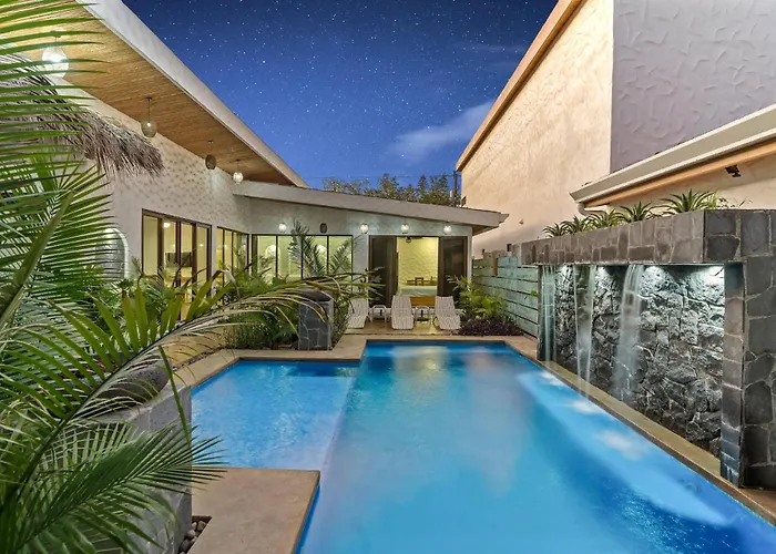 Modern With Chic Bohemian Style And Zen Outdoor Oasis With Swimming Pool And Tiki Style Dining Space Сasa de vacaciones *
