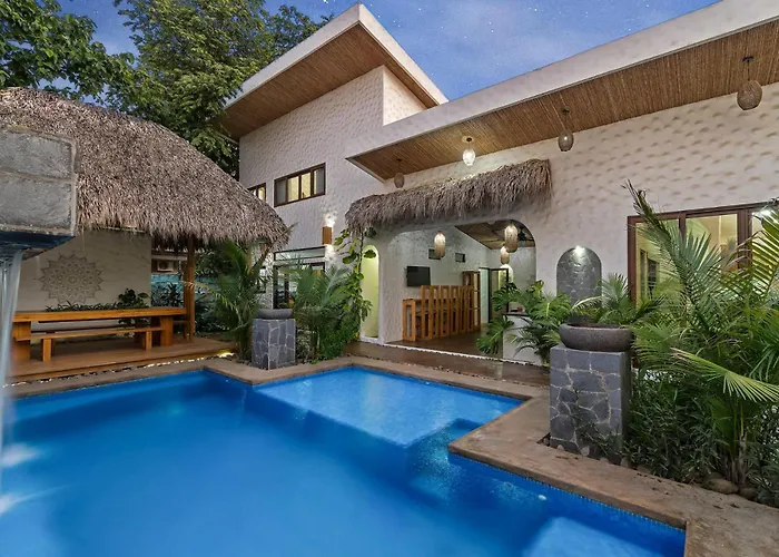 Modern With Chic Bohemian Style And Zen Outdoor Oasis With Swimming Pool And Tiki Style Dining Space Сasa de vacaciones