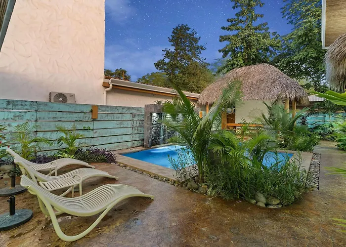 Modern With Chic Bohemian Style And Zen Outdoor Oasis With Swimming Pool And Tiki Style Dining Space Сasa de vacaciones
