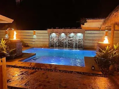 Modern With Chic Bohemian Style And Zen Outdoor Oasis With Swimming Pool And Tiki Style Dining Space Сasa de vacaciones *