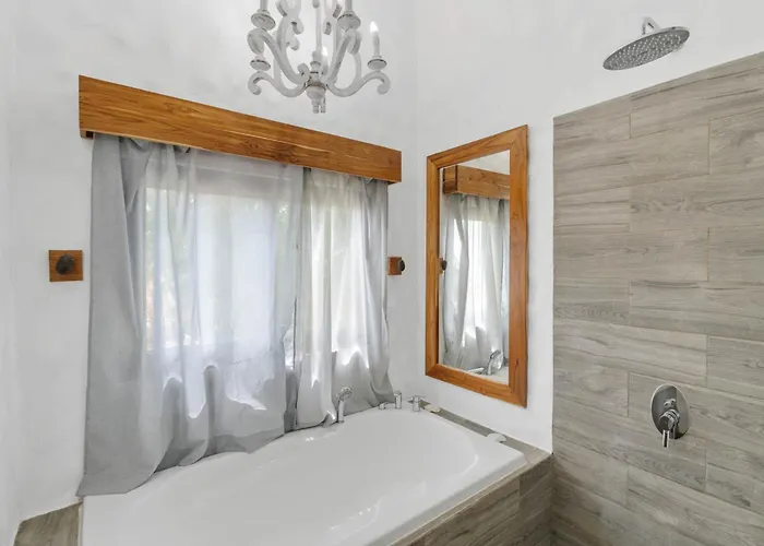 Сasa de vacaciones Modern With Chic Bohemian Style And Zen Outdoor Oasis With Swimming Pool And Tiki Style Dining Space *