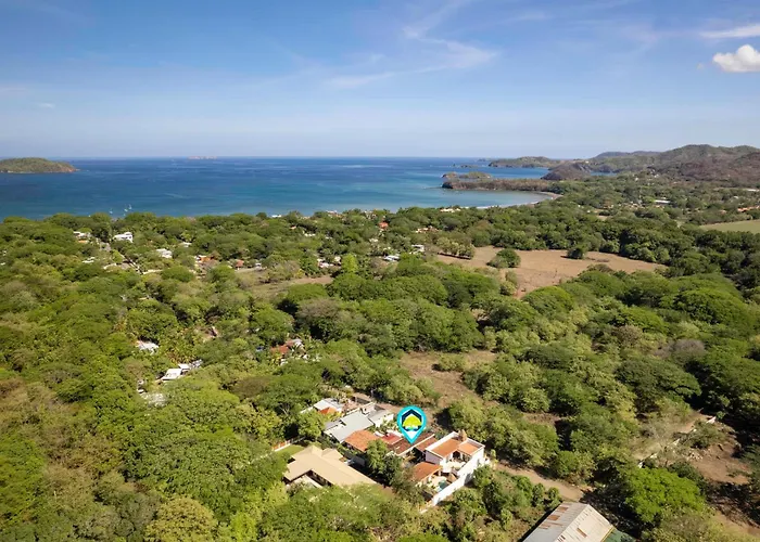 Сasa de vacaciones Modern With Chic Bohemian Style And Zen Outdoor Oasis With Swimming Pool And Tiki Style Dining Space