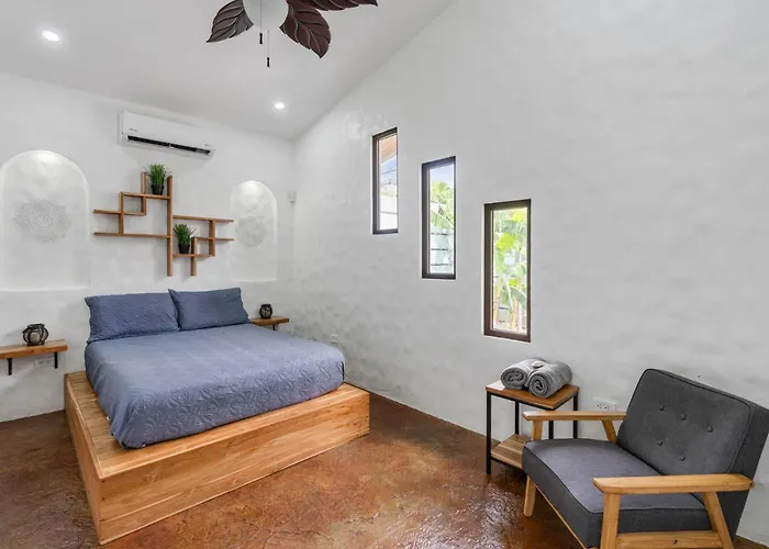 Сasa de vacaciones Modern With Chic Bohemian Style And Zen Outdoor Oasis With Swimming Pool And Tiki Style Dining Space *