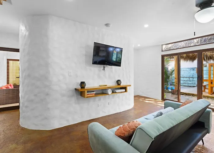 Modern With Chic Bohemian Style And Zen Outdoor Oasis With Swimming Pool And Tiki Style Dining Space Сasa de vacaciones Potrero (Guanacaste)