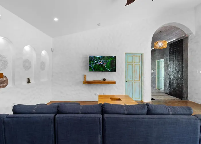 Modern With Chic Bohemian Style And Zen Outdoor Oasis With Swimming Pool And Tiki Style Dining Space Сasa de vacaciones