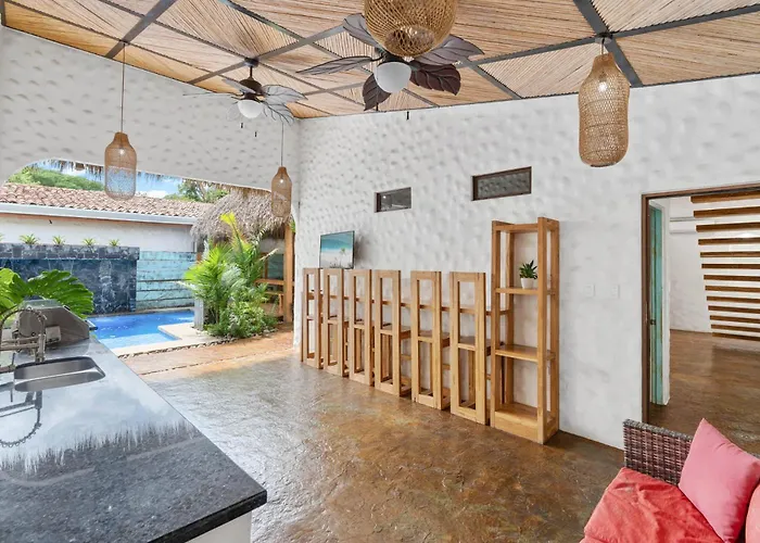 Сasa de vacaciones Modern With Chic Bohemian Style And Zen Outdoor Oasis With Swimming Pool And Tiki Style Dining Space