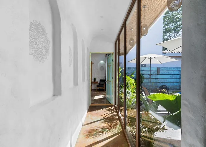 Modern With Chic Bohemian Style And Zen Outdoor Oasis With Swimming Pool And Tiki Style Dining Space Сasa de vacaciones Potrero (Guanacaste)