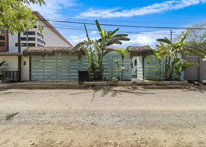 Modern With Chic Bohemian Style And Zen Outdoor Oasis With Swimming Pool And Tiki Style Dining Space Сasa de vacaciones Potrero (Guanacaste)