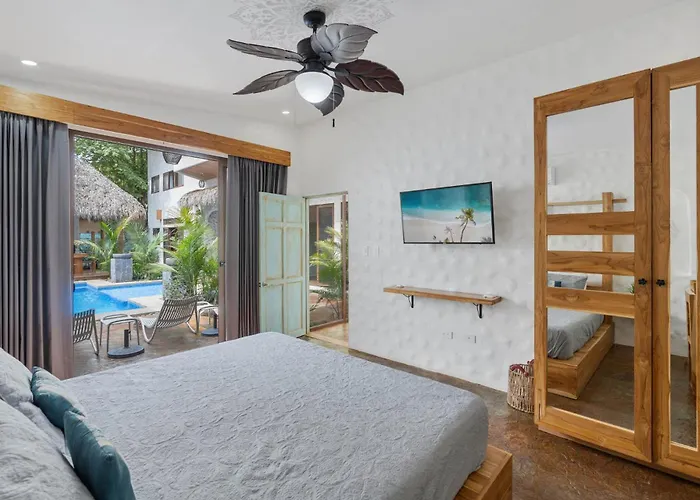 Сasa de vacaciones Modern With Chic Bohemian Style And Zen Outdoor Oasis With Swimming Pool And Tiki Style Dining Space