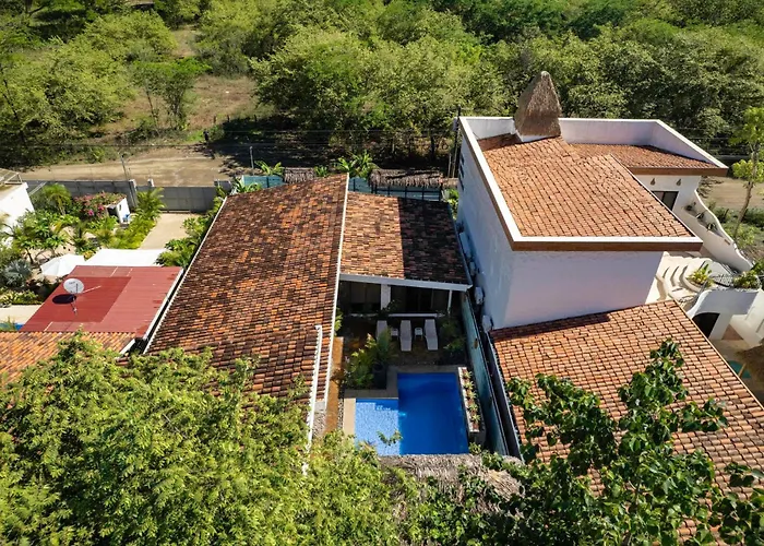 Сasa de vacaciones Modern With Chic Bohemian Style And Zen Outdoor Oasis With Swimming Pool And Tiki Style Dining Space