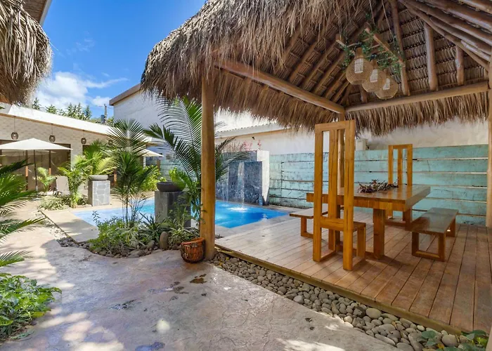Modern With Chic Bohemian Style And Zen Outdoor Oasis With Swimming Pool And Tiki Style Dining Space Сasa de vacaciones *