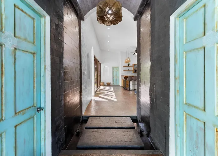 Сasa de vacaciones Modern With Chic Bohemian Style And Zen Outdoor Oasis With Swimming Pool And Tiki Style Dining Space *