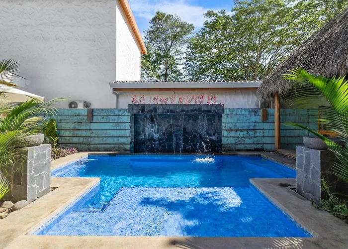 Сasa de vacaciones Modern With Chic Bohemian Style And Zen Outdoor Oasis With Swimming Pool And Tiki Style Dining Space