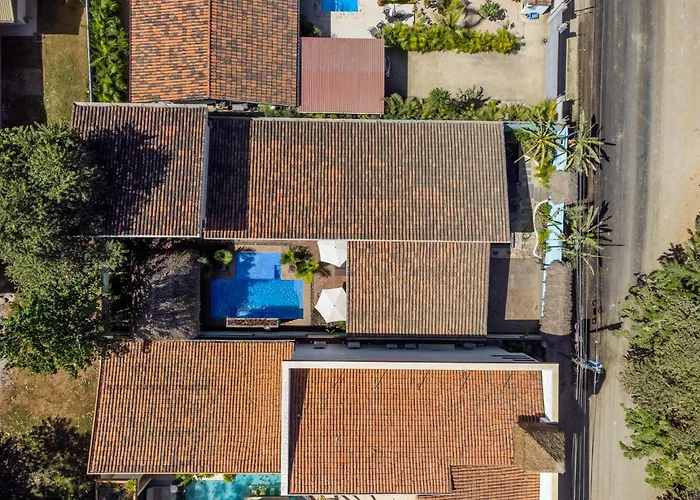 Modern With Chic Bohemian Style And Zen Outdoor Oasis With Swimming Pool And Tiki Style Dining Space Сasa de vacaciones *